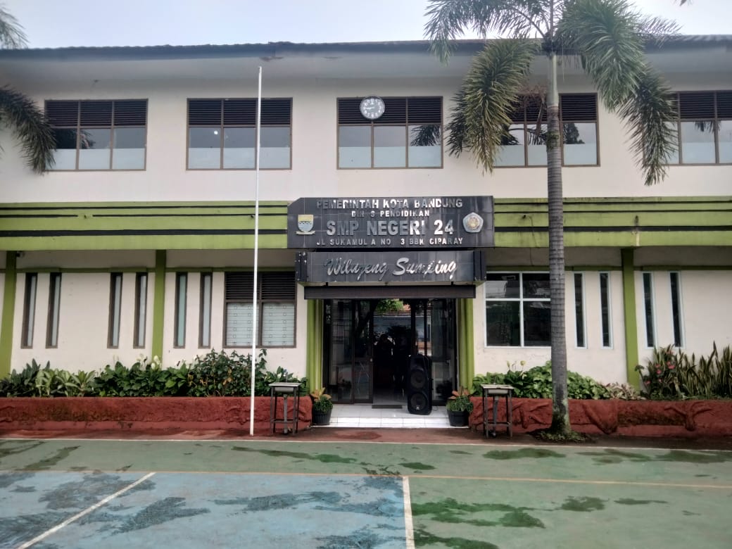 Foto Halaman Depan SMPN 24 Bandung