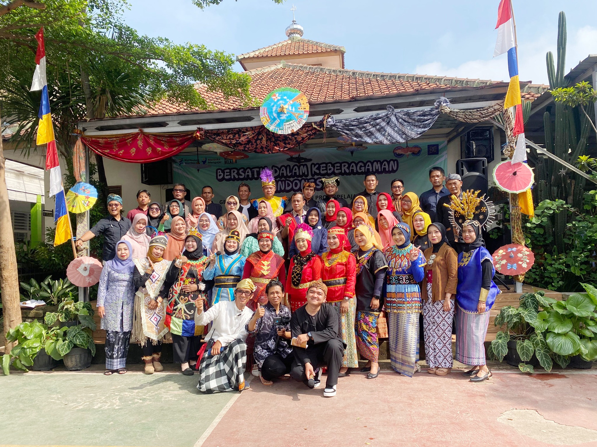 Foto Kepala Sekolah, Guru & Staf SMPN 24 Bandung